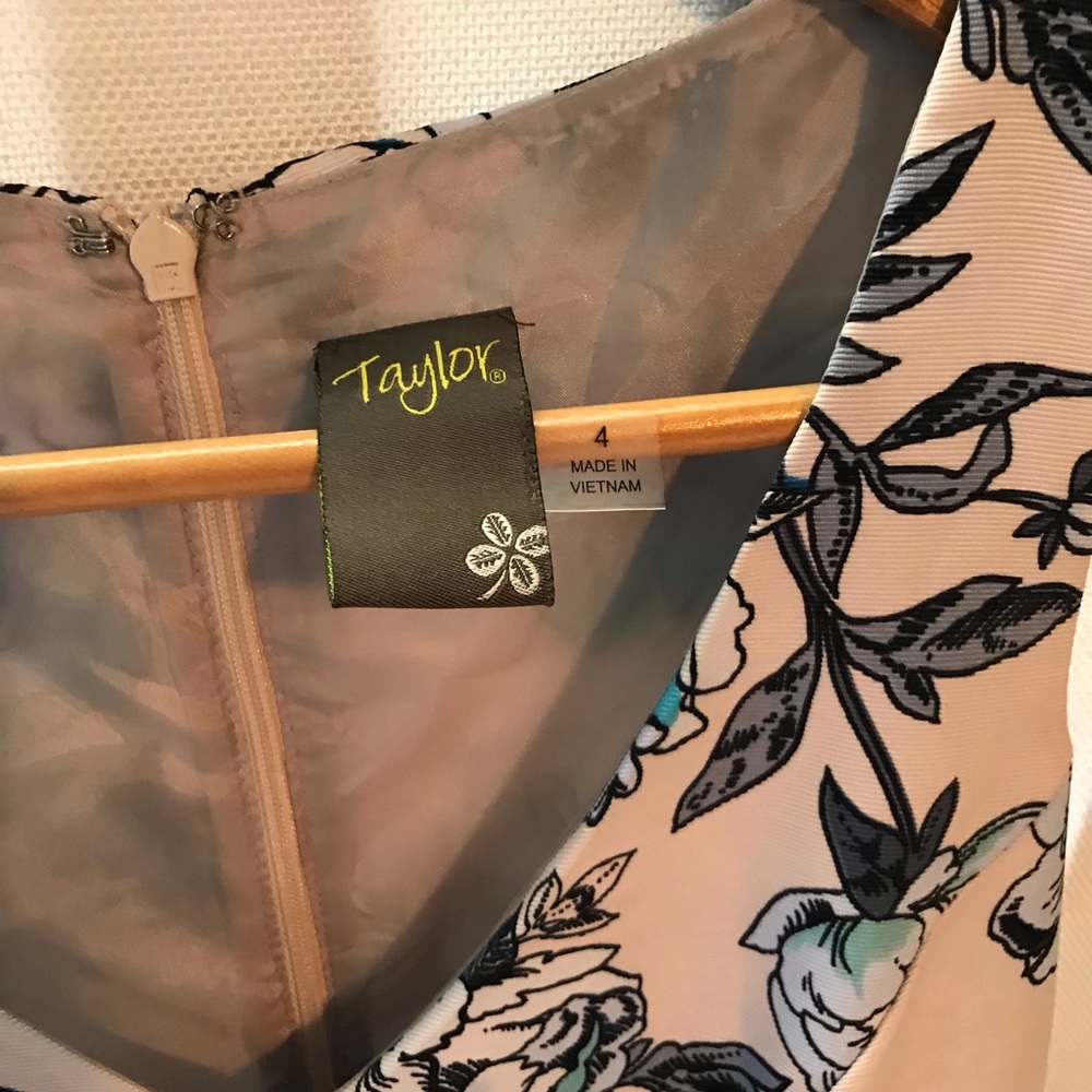 Taylor Women’s Dress Size 4 EUC - Picture 2 of 3